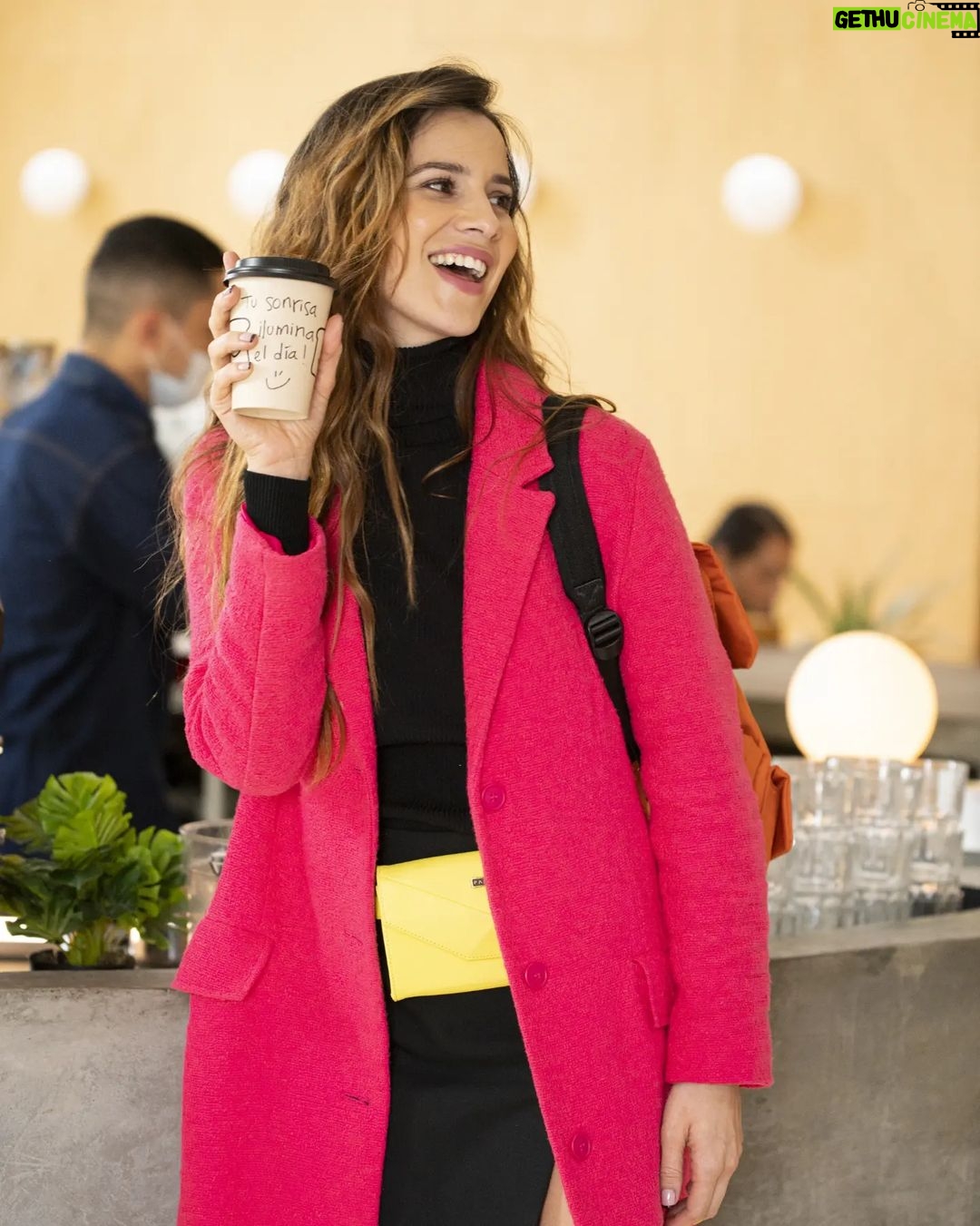 Laura Londoño Instagram - Apenas es martes y ya quiero un café para después ir en moto a tragarme el mundo. "No dejes para mañana lo que te puedas comer hoy" 🤣 #manes @primevideolat #Antonia