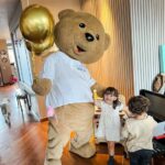 Laura Londoño Instagram - De bailar a mi ritmo, a bailar al de ellas, de eso se trata mi vida y me encanta. De eso y de celebrar mis triunfos y los suyos, mi vida y la suya. @babyfreshoficial te seguiremos invitando a festejar 🐻 #momentosbabyfresh
