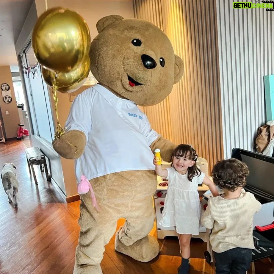 Laura Londoño Instagram - De bailar a mi ritmo, a bailar al de ellas, de eso se trata mi vida y me encanta. De eso y de celebrar mis triunfos y los suyos, mi vida y la suya. @babyfreshoficial te seguiremos invitando a festejar 🐻 #momentosbabyfresh