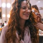 Laura Londoño Instagram - Nos vemos mañana!!!! #MANES @primevideolat 💙 @sebastiancarva es verdad que tu eres tan... como dicen? 🤣🤣