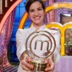 Laura Londoño Instagram - Lo logramooooos!!!!! Y por fin ha llegado este día tan esperado 💗🏆🌟. La felicidad que tengo de haberme embarcado en este proyecto es inmensa!!! Estoy tan pero tan feliz de haber sido parte de esta edición de MásterChef Celebrity… Ha sido genial, he aprendido tanto, me he divertido y he sufrido también, pero es que así es un poco la vida no? Han valido la pena todas las horas de trabajo y aprendizaje, comencé como una mujer actriz colombiana, y me voy como una chef de corazón y con un amor a la cocina que no sabía que tenía! Quiero agradecer a todos mis compañeros, con los que hemos creado una gran familia, a los jurados de los cuales he aprendido tanto, que ni se imaginan; gracias por recibirme con los brazos abiertos a toda la producción, que han sido tan cálidos y amorosos conmigo. Y sobretodo gracias al público por haberme acompañado en este trayecto, nunca olvidaré este programa. Y lo más importante GRACIAS a mi familia por haberme soportado (en muchos sentidos) todo este tiempo 😂 Por último felicitar a @alvaroescassioficial has sido un gran contrincante, demasiado desafiante!! Espero hayan podido disfrutar un poco de mi país, y de mis costumbres que he trasmitido a lo largo del programa. GRACIAS !!! 🎊🎈🎉 @masterchef_es @pepe_rodriguezrey @samyspain @jordicruzoficial 🇨🇴 🇪🇸 España