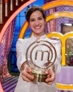 Laura Londoño Instagram - Lo logramooooos!!!!! Y por fin ha llegado este día tan esperado 💗🏆🌟. La felicidad que tengo de haberme embarcado en este proyecto es inmensa!!! Estoy tan pero tan feliz de haber sido parte de esta edición de MásterChef Celebrity… Ha sido genial, he aprendido tanto, me he divertido y he sufrido también, pero es que así es un poco la vida no? Han valido la pena todas las horas de trabajo y aprendizaje, comencé como una mujer actriz colombiana, y me voy como una chef de corazón y con un amor a la cocina que no sabía que tenía! Quiero agradecer a todos mis compañeros, con los que hemos creado una gran familia, a los jurados de los cuales he aprendido tanto, que ni se imaginan; gracias por recibirme con los brazos abiertos a toda la producción, que han sido tan cálidos y amorosos conmigo. Y sobretodo gracias al público por haberme acompañado en este trayecto, nunca olvidaré este programa. Y lo más importante GRACIAS a mi familia por haberme soportado (en muchos sentidos) todo este tiempo 😂 Por último felicitar a @alvaroescassioficial has sido un gran contrincante, demasiado desafiante!! Espero hayan podido disfrutar un poco de mi país, y de mis costumbres que he trasmitido a lo largo del programa. GRACIAS !!! 🎊🎈🎉 @masterchef_es @pepe_rodriguezrey @samyspain @jordicruzoficial 🇨🇴 🇪🇸 España