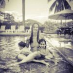 Laura Londoño Instagram - Llevo días "amenazando" con volver de vacaciones y aterrizar en la realidad, pero cómo hacerlo cuando quiero esta realidad que ahora tengo para siempre? La realidad de la sencillez, de la desnudez, del descansar, del compartir, de alimentarse con calma, de ejercitarse, de cuidarse. En qué momento nos llenamos de tantas arandelas y de afanes? En qué momento nos avergonzamos del cuerpo y lo hacemos borroso para no incomodar a los demás? En qué momento compramos la idea de las ciudades con su ritmos vertiginosos que nos hacen olvidarnos día a día de nosotros? En qué momento volveremos a la esencia de la vida NO SOLO DE VACACIONES? Yo la quiero ya 🤍 Feliz año consientes de lo esencial para todos