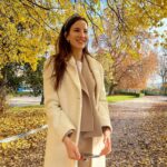 Laura Londoño Instagram - Ese momento en el que paras, respiras decantas y aprecias todo lo que sucede 💛 Tan importante como hacer savasana al final de una práctica. Outfit @theiqcollection El Retiro - Jardines del Buen Retiro de Madrid
