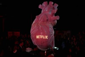 Laura Londoño Instagram - Disponible PÁLPITO 2 desde hoy en @netflix
Recordemos disfrutar todo mientras nuestro corazón aún palpita, “un día dejará de hacerlo” 🫀

@netflixcolombia @netflixlat

Vestido @lealdaccarett @malva.col 
Styling @lina.guarnizo 
@aretes @mucuracolombia 
Make up @lablancmakeup