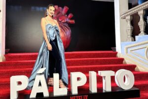 Laura Londoño Instagram - Disponible PÁLPITO 2 desde hoy en @netflix
Recordemos disfrutar todo mientras nuestro corazón aún palpita, “un día dejará de hacerlo” 🫀

@netflixcolombia @netflixlat

Vestido @lealdaccarett @malva.col 
Styling @lina.guarnizo 
@aretes @mucuracolombia 
Make up @lablancmakeup