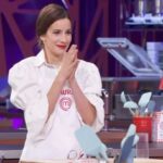 Laura Londoño Instagram - Uffff, este video me revoluciona las emociones, me activa las lágrimas, incrementas mis palpitaciones y me vuelve más reflexiva. Vaya viaje desde ese momento que dije: “si, acepto el reto”, a esta final, un camino lleno de sabores, amargos, dulces y picantes , lleno de retos y de muchos aprendizajes y sobre todo un camino lleno de personas que me abrigaron, me abrieron sus brazos, que compartieron su conocimiento y un trozo de su alma conmigo, bocado a bocado. Estoy por siempre agradecida. Gracias a tantas personas que me han escrito, que me apoyan, que me dan sus palabras llenas de amor y empuje, de ánimo y confianza, llegar hasta aquí es una conquista en conjunto. Sé, que a veces no lo parezco, que me veo segura y hasta sobrada, como si fuese mi cotidianidad, como si fuese fácil para mí lo que aquí hacemos, pero en realidad sufro y me esfuerzo por igual, es decir MUCHO, y esas palabras, sus abrazos y sus sonrisas han sido mi sostén y mi motor a lo largo de estas semanas. Infinita gratitud. Todo lo bonito que ven en mi, lo tienen ustedes. Nos vemos el jueves 22:30 Fuera de España SI SE PUEDE VER. Señal en directo que dejaré en un story y por la App RTVE PLAY @masterchef_es @rtve 🇨🇴 🇪🇸