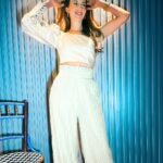 Laura Londoño Instagram - Ya saben, con una maquillada RÁPIDA Y FEROZ, y el outfit siempre listo, quedamos preparadas para todo, desde presentar un evento, hasta alzar a tu bebesota Maquillaje @feroz_es @feroz__co De arriba a abajo @arial.12