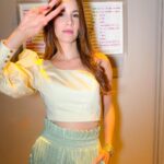 Laura Londoño Instagram - Ya saben, con una maquillada RÁPIDA Y FEROZ, y el outfit siempre listo, quedamos preparadas para todo, desde presentar un evento, hasta alzar a tu bebesota Maquillaje @feroz_es @feroz__co De arriba a abajo @arial.12