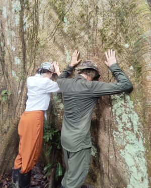 Laura Londoño Instagram - Aquí estoy acostada en una hamaca en un lugar recóndito en el Amazonas, feliz de grabar #planetacalleja con @jesuscallejatv y todo el equipo fantástico de @zanskarproducciones
Y hoy por fin sale al aire para todos ustedes,  para que viajen con nosotros desde donde nos vean. He de confesar que este es mi trabajo favorito en la vida,  viajar para descubrir lugares maravillosos y compartirlos con todos.  Ojalá disfruten este viaje tanto como yo! 

Disponible hoy a las 22.50H España por @cuatrotv