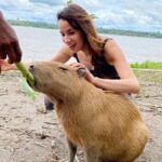Laura Londoño Instagram - Aquí estoy acostada en una hamaca en un lugar recóndito en el Amazonas, feliz de grabar #planetacalleja con @jesuscallejatv y todo el equipo fantástico de @zanskarproducciones Y hoy por fin sale al aire para todos ustedes, para que viajen con nosotros desde donde nos vean. He de confesar que este es mi trabajo favorito en la vida, viajar para descubrir lugares maravillosos y compartirlos con todos. Ojalá disfruten este viaje tanto como yo! Disponible hoy a las 22.50H España por @cuatrotv