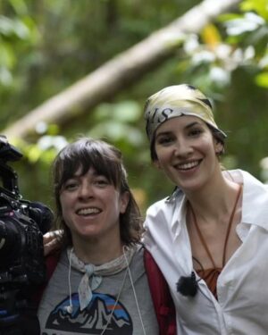 Laura Londoño Instagram - Aquí estoy acostada en una hamaca en un lugar recóndito en el Amazonas, feliz de grabar #planetacalleja con @jesuscallejatv y todo el equipo fantástico de @zanskarproducciones
Y hoy por fin sale al aire para todos ustedes,  para que viajen con nosotros desde donde nos vean. He de confesar que este es mi trabajo favorito en la vida,  viajar para descubrir lugares maravillosos y compartirlos con todos.  Ojalá disfruten este viaje tanto como yo! 

Disponible hoy a las 22.50H España por @cuatrotv