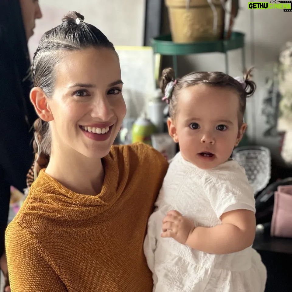 Laura Londoño Instagram - De bailar a mi ritmo, a bailar al de ellas, de eso se trata mi vida y me encanta. De eso y de celebrar mis triunfos y los suyos, mi vida y la suya. @babyfreshoficial te seguiremos invitando a festejar 🐻 #momentosbabyfresh