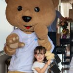 Laura Londoño Instagram - De bailar a mi ritmo, a bailar al de ellas, de eso se trata mi vida y me encanta. De eso y de celebrar mis triunfos y los suyos, mi vida y la suya. @babyfreshoficial te seguiremos invitando a festejar 🐻 #momentosbabyfresh