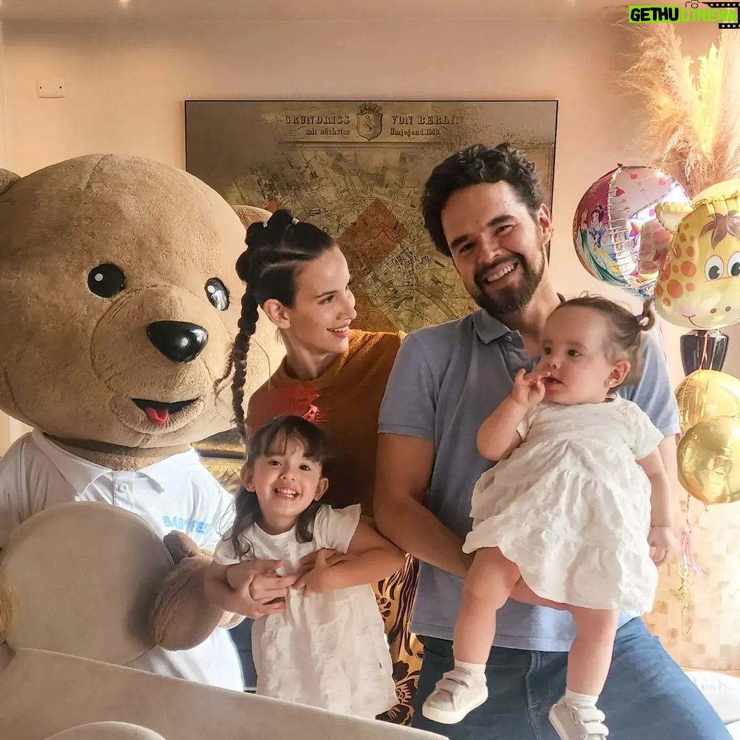 Laura Londoño Instagram - De bailar a mi ritmo, a bailar al de ellas, de eso se trata mi vida y me encanta. De eso y de celebrar mis triunfos y los suyos, mi vida y la suya. @babyfreshoficial te seguiremos invitando a festejar 🐻 #momentosbabyfresh