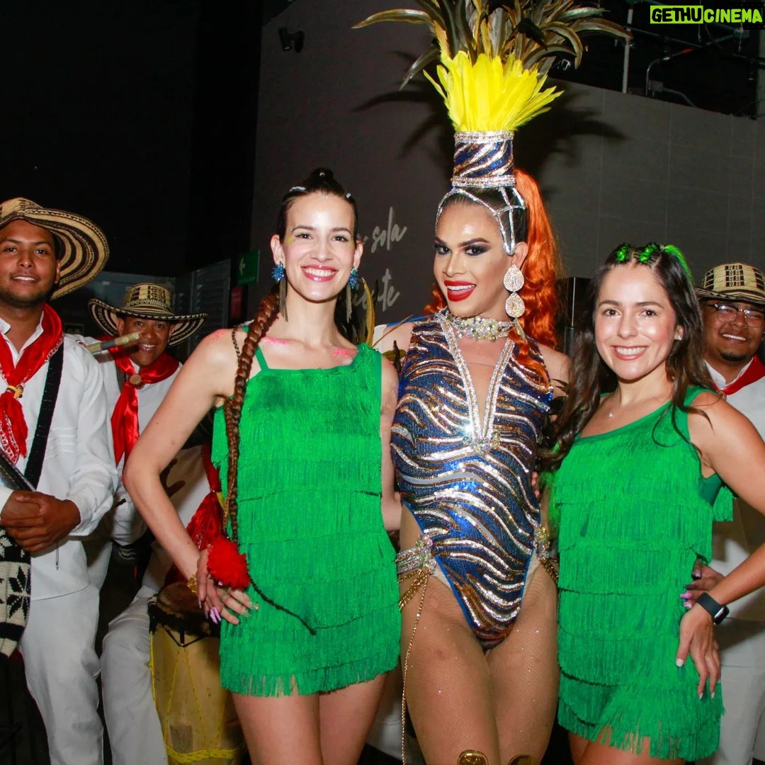 Laura LondoΓ±o Instagram - π #carnaval2023 con @clemevargas y @academiavivebailando @vivebailando El que lo vive es el que lo goza. El que no va, NO SABE LO QUE SE PIERDE! ππ»ππ»ππ»π #carnabaldebarranquilla Barranquilla La Arenosa