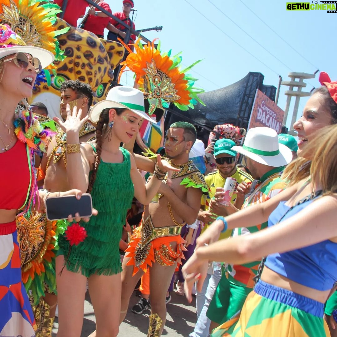 Laura LondoΓ±o Instagram - π #carnaval2023 con @clemevargas y @academiavivebailando @vivebailando El que lo vive es el que lo goza. El que no va, NO SABE LO QUE SE PIERDE! ππ»ππ»ππ»π #carnabaldebarranquilla Barranquilla La Arenosa