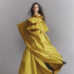 Laura Londoño Instagram - Este año a mover esa falda pa que entre el aire! Así como se sacude la casa y se barre el polvo, que se abran puertas y ventanas del cuerpo para sacudir la maluquera y dar bienvenida a la sabrosusa. Fotos @chescolopez @holacom Make up @gabriel_llano Styling @iamichiandyou @claupintado @iqproducciones