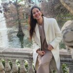 Laura Londoño Instagram - Ese momento en el que paras, respiras decantas y aprecias todo lo que sucede 💛 Tan importante como hacer savasana al final de una práctica. Outfit @theiqcollection El Retiro - Jardines del Buen Retiro de Madrid