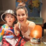 Laura Londoño Instagram - Hay que soñar en grande, pero empezar de a poco. Esta es una de esas primeras clases donde veíamos, Allegra y yo los tipos de cortes. Ella siempre me acompaña y me da ánimos cuando la cebolla me hace llorar. #aprendiendojuntas @masterchef_es