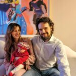 Laura Londoño Instagram - Hemos tenido el pelo largo, corto y rojo. Nos ha dado frío, calor, sueño y risa. Hemos sido amigos, amantes y hasta enemigos íntimos. Nos hemos convertido en padres, adultos y aquí vamos madurando, aunque siempre seamos niños en el alma. Y así con esa alma, a veces rota, reconstruida, transformada y mejorada te amo, te sigo eligiendo y construyendo mi relación contigo y todas tus versiones. Gracias también por amarme en todas las mías. (Y las que nos faltan). Siento que hemos pasado muchos mundos de Mario Bros, nos hemos caído mil veces pero siempre hay hongos en el camino que nos dan super poderes y nos permiten pasar de nivel. Gracias honguitos, (llámense amigos, familia, la vida y nosotros mismos). Feliz aniversario @morabahamon ❤️ y día de las velitas. Mucha luz para todos ✨️✨️ Foto cortesía de @revistafucsia