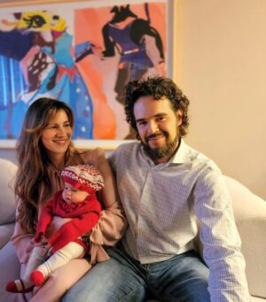 Laura Londoño Instagram - Hemos tenido el pelo largo, corto y rojo.
Nos ha dado frío, calor, sueño y risa.
Hemos sido amigos, amantes y hasta enemigos íntimos. 
Nos hemos convertido en padres, adultos y aquí vamos madurando, aunque siempre seamos niños en el alma.
Y así con esa alma, a veces rota, reconstruida, transformada y mejorada te amo, te sigo eligiendo y construyendo mi relación contigo y todas tus versiones. Gracias también por amarme en todas las mías. (Y las que nos faltan).

Siento que hemos pasado muchos mundos de Mario Bros, nos hemos caído mil veces pero siempre hay hongos en el camino que  nos dan super poderes y nos permiten pasar de nivel. Gracias honguitos, (llámense amigos,  familia,  la vida y nosotros mismos).

Feliz aniversario @morabahamon ❤️ y día de las velitas. 
Mucha luz para todos ✨️✨️

Foto cortesía de @revistafucsia