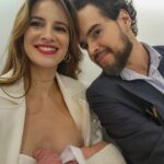 Laura Londoño Instagram - Hemos tenido el pelo largo, corto y rojo. Nos ha dado frío, calor, sueño y risa. Hemos sido amigos, amantes y hasta enemigos íntimos. Nos hemos convertido en padres, adultos y aquí vamos madurando, aunque siempre seamos niños en el alma. Y así con esa alma, a veces rota, reconstruida, transformada y mejorada te amo, te sigo eligiendo y construyendo mi relación contigo y todas tus versiones. Gracias también por amarme en todas las mías. (Y las que nos faltan). Siento que hemos pasado muchos mundos de Mario Bros, nos hemos caído mil veces pero siempre hay hongos en el camino que nos dan super poderes y nos permiten pasar de nivel. Gracias honguitos, (llámense amigos, familia, la vida y nosotros mismos). Feliz aniversario @morabahamon ❤️ y día de las velitas. Mucha luz para todos ✨️✨️ Foto cortesía de @revistafucsia