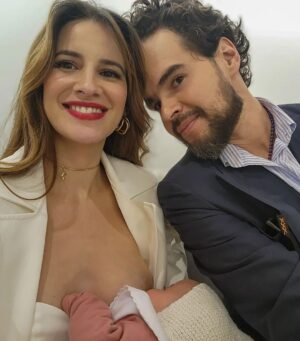 Laura Londoño Instagram - Hemos tenido el pelo largo, corto y rojo.
Nos ha dado frío, calor, sueño y risa.
Hemos sido amigos, amantes y hasta enemigos íntimos. 
Nos hemos convertido en padres, adultos y aquí vamos madurando, aunque siempre seamos niños en el alma.
Y así con esa alma, a veces rota, reconstruida, transformada y mejorada te amo, te sigo eligiendo y construyendo mi relación contigo y todas tus versiones. Gracias también por amarme en todas las mías. (Y las que nos faltan).

Siento que hemos pasado muchos mundos de Mario Bros, nos hemos caído mil veces pero siempre hay hongos en el camino que  nos dan super poderes y nos permiten pasar de nivel. Gracias honguitos, (llámense amigos,  familia,  la vida y nosotros mismos).

Feliz aniversario @morabahamon ❤️ y día de las velitas. 
Mucha luz para todos ✨️✨️

Foto cortesía de @revistafucsia