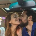 Laura Londoño Instagram - Hemos tenido el pelo largo, corto y rojo. Nos ha dado frío, calor, sueño y risa. Hemos sido amigos, amantes y hasta enemigos íntimos. Nos hemos convertido en padres, adultos y aquí vamos madurando, aunque siempre seamos niños en el alma. Y así con esa alma, a veces rota, reconstruida, transformada y mejorada te amo, te sigo eligiendo y construyendo mi relación contigo y todas tus versiones. Gracias también por amarme en todas las mías. (Y las que nos faltan). Siento que hemos pasado muchos mundos de Mario Bros, nos hemos caído mil veces pero siempre hay hongos en el camino que nos dan super poderes y nos permiten pasar de nivel. Gracias honguitos, (llámense amigos, familia, la vida y nosotros mismos). Feliz aniversario @morabahamon ❤️ y día de las velitas. Mucha luz para todos ✨️✨️ Foto cortesía de @revistafucsia