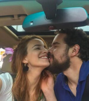 Laura Londoño Instagram - Hemos tenido el pelo largo, corto y rojo.
Nos ha dado frío, calor, sueño y risa.
Hemos sido amigos, amantes y hasta enemigos íntimos. 
Nos hemos convertido en padres, adultos y aquí vamos madurando, aunque siempre seamos niños en el alma.
Y así con esa alma, a veces rota, reconstruida, transformada y mejorada te amo, te sigo eligiendo y construyendo mi relación contigo y todas tus versiones. Gracias también por amarme en todas las mías. (Y las que nos faltan).

Siento que hemos pasado muchos mundos de Mario Bros, nos hemos caído mil veces pero siempre hay hongos en el camino que  nos dan super poderes y nos permiten pasar de nivel. Gracias honguitos, (llámense amigos,  familia,  la vida y nosotros mismos).

Feliz aniversario @morabahamon ❤️ y día de las velitas. 
Mucha luz para todos ✨️✨️

Foto cortesía de @revistafucsia