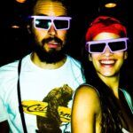 Laura Londoño Instagram - Hemos tenido el pelo largo, corto y rojo. Nos ha dado frío, calor, sueño y risa. Hemos sido amigos, amantes y hasta enemigos íntimos. Nos hemos convertido en padres, adultos y aquí vamos madurando, aunque siempre seamos niños en el alma. Y así con esa alma, a veces rota, reconstruida, transformada y mejorada te amo, te sigo eligiendo y construyendo mi relación contigo y todas tus versiones. Gracias también por amarme en todas las mías. (Y las que nos faltan). Siento que hemos pasado muchos mundos de Mario Bros, nos hemos caído mil veces pero siempre hay hongos en el camino que nos dan super poderes y nos permiten pasar de nivel. Gracias honguitos, (llámense amigos, familia, la vida y nosotros mismos). Feliz aniversario @morabahamon ❤️ y día de las velitas. Mucha luz para todos ✨️✨️ Foto cortesía de @revistafucsia