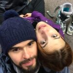 Laura Londoño Instagram - Hemos tenido el pelo largo, corto y rojo. Nos ha dado frío, calor, sueño y risa. Hemos sido amigos, amantes y hasta enemigos íntimos. Nos hemos convertido en padres, adultos y aquí vamos madurando, aunque siempre seamos niños en el alma. Y así con esa alma, a veces rota, reconstruida, transformada y mejorada te amo, te sigo eligiendo y construyendo mi relación contigo y todas tus versiones. Gracias también por amarme en todas las mías. (Y las que nos faltan). Siento que hemos pasado muchos mundos de Mario Bros, nos hemos caído mil veces pero siempre hay hongos en el camino que nos dan super poderes y nos permiten pasar de nivel. Gracias honguitos, (llámense amigos, familia, la vida y nosotros mismos). Feliz aniversario @morabahamon ❤️ y día de las velitas. Mucha luz para todos ✨️✨️ Foto cortesía de @revistafucsia