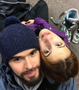 Laura Londoño Instagram - Hemos tenido el pelo largo, corto y rojo. Nos ha dado frío, calor, sueño y risa. Hemos sido amigos, amantes y hasta enemigos íntimos. Nos hemos convertido en padres, adultos y aquí vamos madurando, aunque siempre seamos niños en el alma. Y así con esa alma, a veces rota, reconstruida, transformada y mejorada te amo, te sigo eligiendo y construyendo mi relación contigo y todas tus versiones. Gracias también por amarme en todas las mías. (Y las que nos faltan). Siento que hemos pasado muchos mundos de Mario Bros, nos hemos caído mil veces pero siempre hay hongos en el camino que nos dan super poderes y nos permiten pasar de nivel. Gracias honguitos, (llámense amigos, familia, la vida y nosotros mismos). Feliz aniversario @morabahamon ❤️ y día de las velitas. Mucha luz para todos ✨️✨️ Foto cortesía de @revistafucsia