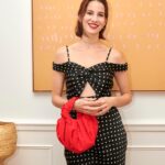 Laura Londoño Instagram - Una noche FASCINANTE con un toque rojo ❤️ V aniversario de @esfascinante , con mujeres que realmente lo son. Resaltando los diseños y la moda de España y el SLOW FASHION. Siempre feliz de compartir con personas extraordinarias. Y mi toque rojo, la💋 @feroz_es Madrid, España