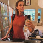 Laura Londoño Instagram - Porque la vida es pa celebrarla. Vida es vida. Voy a cumplir 36 años dando vueltas alrededor del ☀️y cada vez bailo más rico. Tengo 2 hijas y es lo más lindo que le ha pasado a mi cuerpo. Y saben qué? Desde aquí el futuro se ve divino @casalolacartagena #cartagenateamo Cartagena, Colombia
