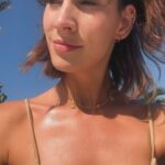 Laura Londoño Instagram - Porque la vida es pa celebrarla. Vida es vida. Voy a cumplir 36 años dando vueltas alrededor del ☀️y cada vez bailo más rico. Tengo 2 hijas y es lo más lindo que le ha pasado a mi cuerpo. Y saben qué? Desde aquí el futuro se ve divino @casalolacartagena #cartagenateamo Cartagena, Colombia