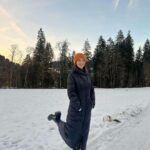 Laura Londoño Instagram - Qué les puedo decir, que es fácil? No. Ni esquiar es fácil, ni la relación de pareja, ni criar, ni siquiera la relación con la mamá y los hermanos. Y todo lo anterior es LO QUE MÁS AMO EN LA VIDA, pero he descubierto que lo más importante siempre es el AMOR, pero no es suficiente, se necesita una FUERZA que te da la desición, la disciplina, la constancia y la capacidad de resistir el aburrimiento sin querer escapar desesperadamente de ahí, sino MANTENERTE AHÍ. Ser capaces de mirar más allá de las narices para IMAGINAR un camino en conjunto en el que se baje la montaña en equipo y en una sola pieza. Porque al final tú diriges tu energía, pero ellos te sostienen a ti. Nos deseo un año nuevo lleno de nuevas conquistas, de nuevos miedos superados y una satisfacción infinita de sentirnos más grandes y capaces de sostener nuestra felicidad. Y ojalá lejos de las redes sociales para que no comparemos nuestras fotos, ni las va parejas, ni los viajes con los de los demás. Nuestro camino es personal e intransferible, (y muy corto por cierto)