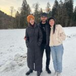 Laura Londoño Instagram - Qué les puedo decir, que es fácil? No. Ni esquiar es fácil, ni la relación de pareja, ni criar, ni siquiera la relación con la mamá y los hermanos. Y todo lo anterior es LO QUE MÁS AMO EN LA VIDA, pero he descubierto que lo más importante siempre es el AMOR, pero no es suficiente, se necesita una FUERZA que te da la desición, la disciplina, la constancia y la capacidad de resistir el aburrimiento sin querer escapar desesperadamente de ahí, sino MANTENERTE AHÍ. Ser capaces de mirar más allá de las narices para IMAGINAR un camino en conjunto en el que se baje la montaña en equipo y en una sola pieza. Porque al final tú diriges tu energía, pero ellos te sostienen a ti. Nos deseo un año nuevo lleno de nuevas conquistas, de nuevos miedos superados y una satisfacción infinita de sentirnos más grandes y capaces de sostener nuestra felicidad. Y ojalá lejos de las redes sociales para que no comparemos nuestras fotos, ni las va parejas, ni los viajes con los de los demás. Nuestro camino es personal e intransferible, (y muy corto por cierto)