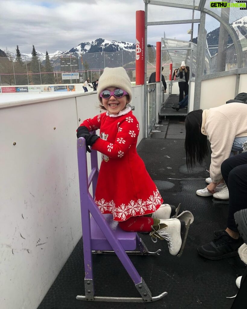 Laura Londoño Instagram - Almas tropicales disfrutando de la nieve ❄️ Feliz fin de año para ti y tu familia, que estén llenos de buena salud, amor, risas, brindis y bailes. Gratitud infinita con el 2023 y los brazos abiertos para el 2024 🌟🌟🌟🌟🌟🎉🙌🏻🌸😍