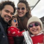 Laura Londoño Instagram - Almas tropicales disfrutando de la nieve ❄️ Feliz fin de año para ti y tu familia, que estén llenos de buena salud, amor, risas, brindis y bailes. Gratitud infinita con el 2023 y los brazos abiertos para el 2024 🌟🌟🌟🌟🌟🎉🙌🏻🌸😍