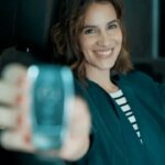 Laura Londoño Instagram - Del brillo del escenario hacia la energía sostenible, hoy nuestra embajadora @londonotlaura recibe su nuevo Mercedes EQB 350 4MATIC + una SUV 100% eléctrica en donde el lujo se une a la movilidad sostenible para sumar un granito de arena en el día a día de nuestro planeta🌿⚡. ​ Acompáñanos en este camino, conoce los eléctricos de Mercedes-Benz en el link de nuestra biografía ⬆️ ​ #MercedesBenz #EQB350 #ElectricosMercedesBenz #MovilidadSostenible