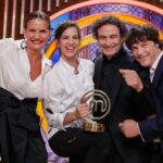 Laura Londoño Instagram - Lo logramooooos!!!!! Y por fin ha llegado este día tan esperado 💗🏆🌟. La felicidad que tengo de haberme embarcado en este proyecto es inmensa!!! Estoy tan pero tan feliz de haber sido parte de esta edición de MásterChef Celebrity… Ha sido genial, he aprendido tanto, me he divertido y he sufrido también, pero es que así es un poco la vida no? Han valido la pena todas las horas de trabajo y aprendizaje, comencé como una mujer actriz colombiana, y me voy como una chef de corazón y con un amor a la cocina que no sabía que tenía! Quiero agradecer a todos mis compañeros, con los que hemos creado una gran familia, a los jurados de los cuales he aprendido tanto, que ni se imaginan; gracias por recibirme con los brazos abiertos a toda la producción, que han sido tan cálidos y amorosos conmigo. Y sobretodo gracias al público por haberme acompañado en este trayecto, nunca olvidaré este programa. Y lo más importante GRACIAS a mi familia por haberme soportado (en muchos sentidos) todo este tiempo 😂 Por último felicitar a @alvaroescassioficial has sido un gran contrincante, demasiado desafiante!! Espero hayan podido disfrutar un poco de mi país, y de mis costumbres que he trasmitido a lo largo del programa. GRACIAS !!! 🎊🎈🎉 @masterchef_es @pepe_rodriguezrey @samyspain @jordicruzoficial 🇨🇴 🇪🇸 España