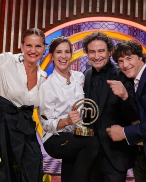 Laura Londoño Instagram - Lo logramooooos!!!!!

Y por fin ha llegado este día tan esperado 💗🏆🌟. La felicidad que tengo de haberme embarcado en este proyecto es inmensa!!! Estoy tan pero tan feliz de haber sido parte de esta edición de MásterChef Celebrity… Ha sido genial, he aprendido tanto, me he divertido y he sufrido también, pero es que así es un poco la vida no?
Han valido la pena todas las horas de trabajo y aprendizaje, comencé como una mujer actriz colombiana, y me voy como una chef de corazón y con un amor a la cocina que no sabía que tenía!
Quiero agradecer a todos mis compañeros, con los que hemos creado una gran familia, a los jurados de los cuales he aprendido tanto, que ni se imaginan; gracias por recibirme con los brazos abiertos a toda la producción, que han sido tan cálidos y amorosos conmigo. Y sobretodo gracias al público por haberme acompañado en este trayecto, nunca olvidaré este programa. Y lo más importante GRACIAS a mi familia por haberme soportado (en muchos sentidos) todo este tiempo 😂 
Por último felicitar a @alvaroescassioficial has sido un gran contrincante, demasiado desafiante!!
Espero hayan podido disfrutar un poco de mi país, y de mis costumbres que he trasmitido a lo largo del programa.
GRACIAS !!! 🎊🎈🎉
@masterchef_es 
@pepe_rodriguezrey @samyspain @jordicruzoficial
🇨🇴 🇪🇸
