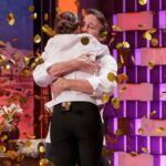 Laura Londoño Instagram - Lo logramooooos!!!!! Y por fin ha llegado este día tan esperado 💗🏆🌟. La felicidad que tengo de haberme embarcado en este proyecto es inmensa!!! Estoy tan pero tan feliz de haber sido parte de esta edición de MásterChef Celebrity… Ha sido genial, he aprendido tanto, me he divertido y he sufrido también, pero es que así es un poco la vida no? Han valido la pena todas las horas de trabajo y aprendizaje, comencé como una mujer actriz colombiana, y me voy como una chef de corazón y con un amor a la cocina que no sabía que tenía! Quiero agradecer a todos mis compañeros, con los que hemos creado una gran familia, a los jurados de los cuales he aprendido tanto, que ni se imaginan; gracias por recibirme con los brazos abiertos a toda la producción, que han sido tan cálidos y amorosos conmigo. Y sobretodo gracias al público por haberme acompañado en este trayecto, nunca olvidaré este programa. Y lo más importante GRACIAS a mi familia por haberme soportado (en muchos sentidos) todo este tiempo 😂 Por último felicitar a @alvaroescassioficial has sido un gran contrincante, demasiado desafiante!! Espero hayan podido disfrutar un poco de mi país, y de mis costumbres que he trasmitido a lo largo del programa. GRACIAS !!! 🎊🎈🎉 @masterchef_es @pepe_rodriguezrey @samyspain @jordicruzoficial 🇨🇴 🇪🇸 España
