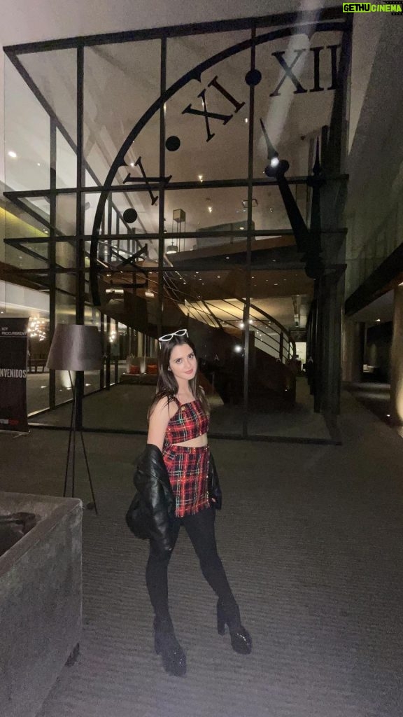 Laura Marano Instagram - ¡La manera perfecta de comenzar la semana de mi cumpleaños! ¡Gracias La Ciudad de México por el primer viaje más fantástico, y gracias @liveaquamexicocity por una estadía increíble! #livingaqua #luxuryhotels