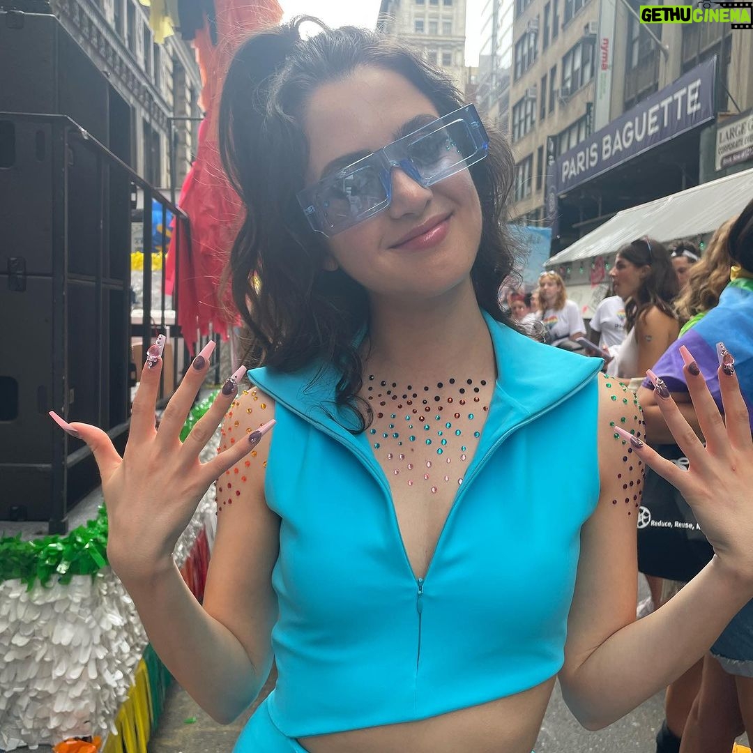Laura Marano Instagram - New York knows how to do pride 🏳️🌈❤️😊