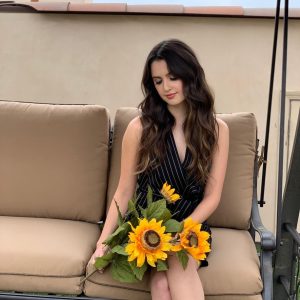 Laura Marano Instagram - This swing is actually broken, but it looks adorable in photos

🌻🌻🌻🌻🌻🌻🌻🌻🌻🌻🌻

Hair: @hairbyeleven 
Makeup: #hmubymelbe 
Stylist: @elizayerry 
Dress @bcbgmaxazria 
Rings @grazielagems 
Shoes @mia_becar