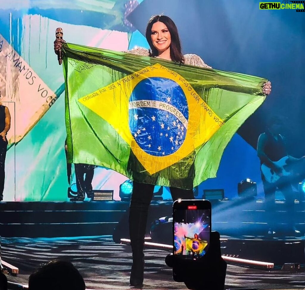 Laura Pausini Instagram - Brasil você é foda 💥2 sold out 💥 Obrigada sempre 💚💛 Volto logo 🇧🇷