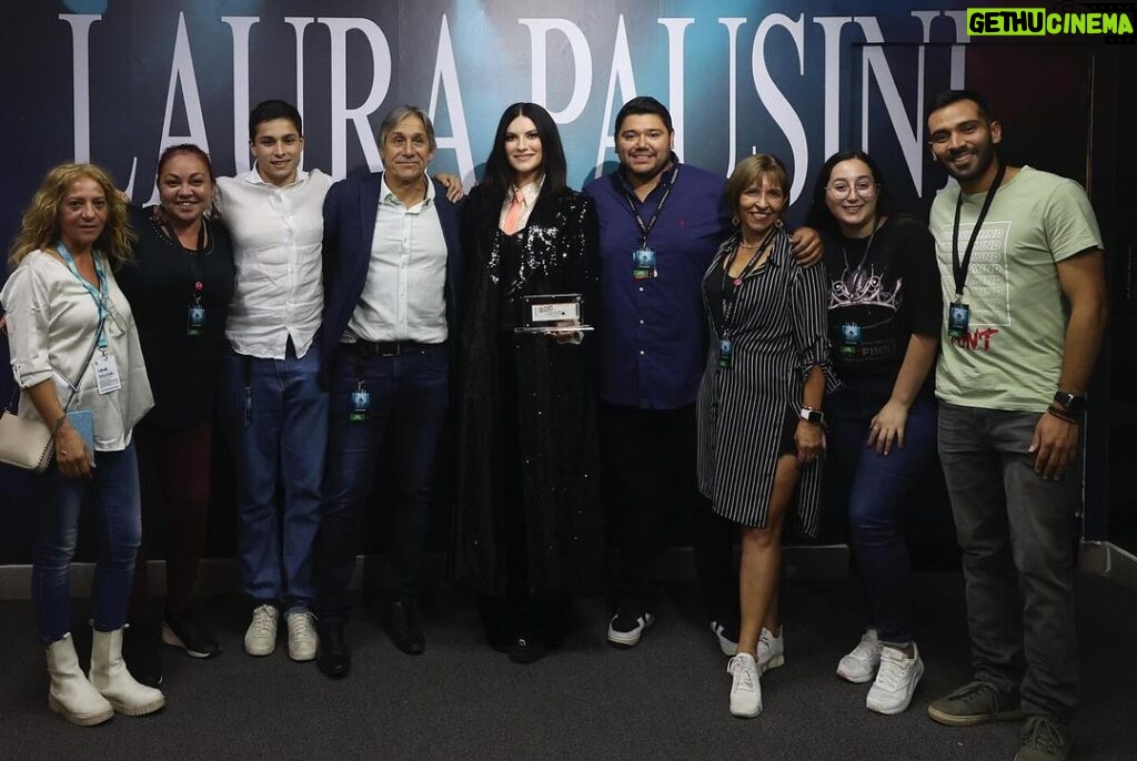 Laura Pausini Instagram - Dios Mío Cuánto Te Amo Chile 🩷 Espero regresar pronto para estar una vez más tan feliz con todos ustedes