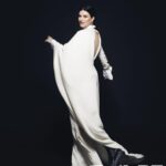 Laura Pausini Instagram - Hoy es Lunes de #EstiloDF en portada tenemos a @laurapausini Con “Almas Paralelas” su disco más reciente, y un concierto en la Arena Ciudad de México, la cantante italiana celebra 30 años de una carrera siempre ascendente, exenta de malos momentos.